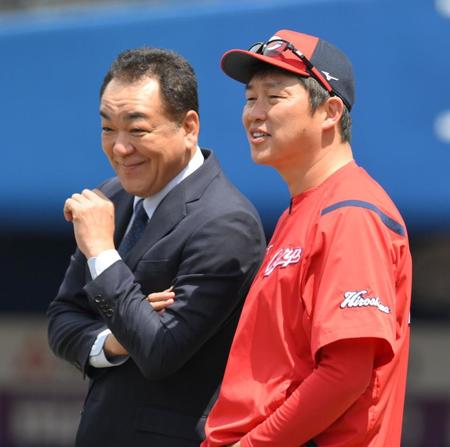 　試合前、槙原寛己氏（左）と談笑する新井監督（撮影・伊藤笙子）