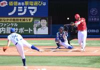 　２回、デビッドソンが先制のソロを放つ（投手・バウアー）＝撮影・堀内翔