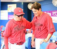 　６回、佐野を迎えたところで降板となった九里（右）に声をかける新井監督（撮影・伊藤笙子）