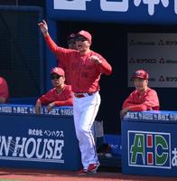 　３回、リプレー検証を要求する新井監督（撮影・堀内翔）