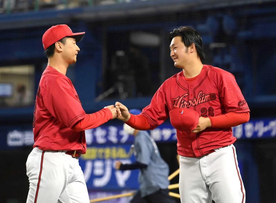 　７回のピンチを抑え床田（右）とタッチを交わす島内（撮影・伊藤笙子）