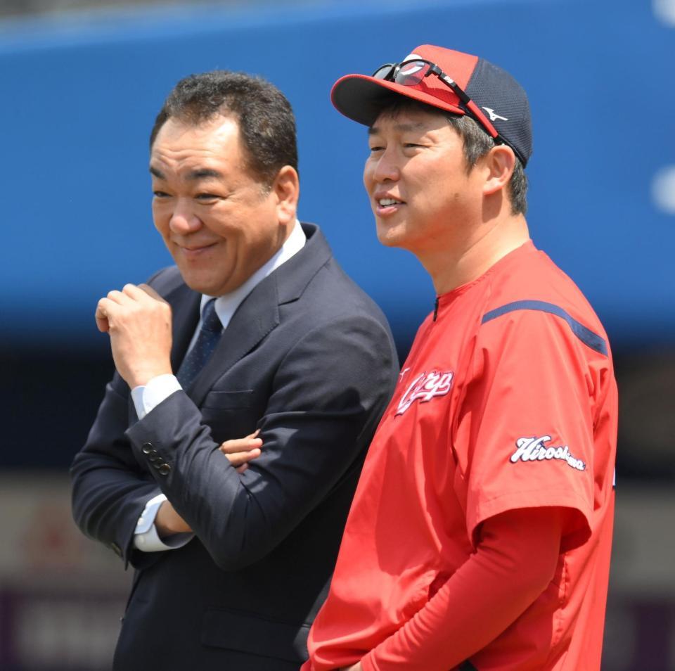 　試合前、槙原寛己氏（左）と談笑する新井監督（撮影・伊藤笙子）