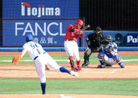 　７回、韮沢が右前打を放つ（投手・バウアー）＝撮影・堀内翔