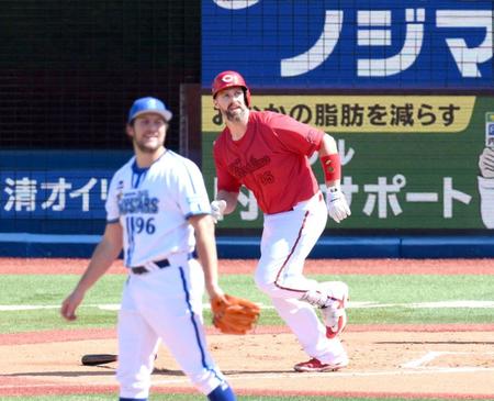 　２回、デビッドソンが先制の本塁打を放つ（投手・バウアー）＝撮影・堀内翔