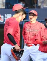 　サヨナラ負けでベンチを引き上げる選手たちを迎える新井監督（撮影・伊藤笙子）