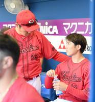 　６回を投げ終え、新井監督（左）に声をかけられる森下（撮影・伊藤笙子）