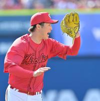 　３回、京田の一塁ゴロのベースカバーに走る森下（撮影・西岡正）