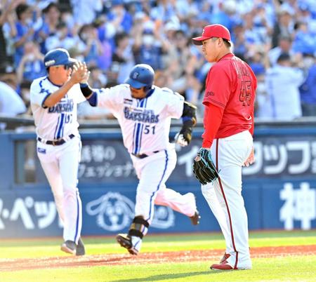　９回、宮崎（中央）にサヨナラ本塁打を浴び、ベンチへ戻る松本（右）＝撮影・西岡正