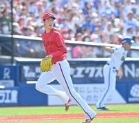 　５回、大和に同点打を浴び、ベースカバーに走る森下（撮影・西岡正）