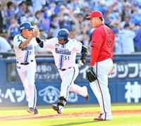 　９回、宮崎（中央）にサヨナラ本塁打を浴び、ベンチへ戻る松本（右）＝撮影・西岡正