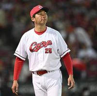 ７回、投手交代を告げる新井監督（撮影・田中太一）