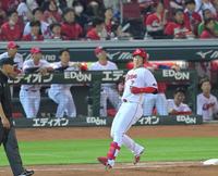 ４回、反撃のチャンスで遊ゴロに倒れる堂林（撮影・立川洋一郎）