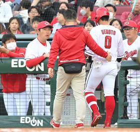 広島・上本　右太ももに死球もボール判定　岡田監督ベンチで苦笑い　解説者も「本能」「珍しいケース」