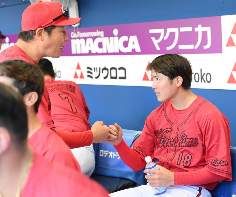 　６回を投げ終え、新井監督（左）とグータッチする森下（撮影・伊藤笙子）