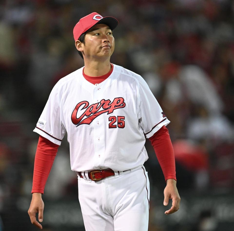 ７回、投手交代を告げる新井監督（撮影・田中太一）