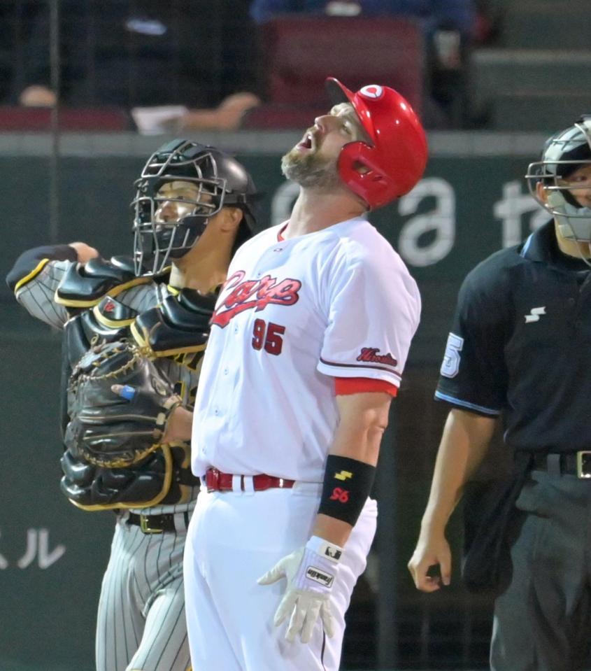 ８回、見逃し三振に倒れて天を仰ぐデビッドソン（撮影・立川洋一郎）