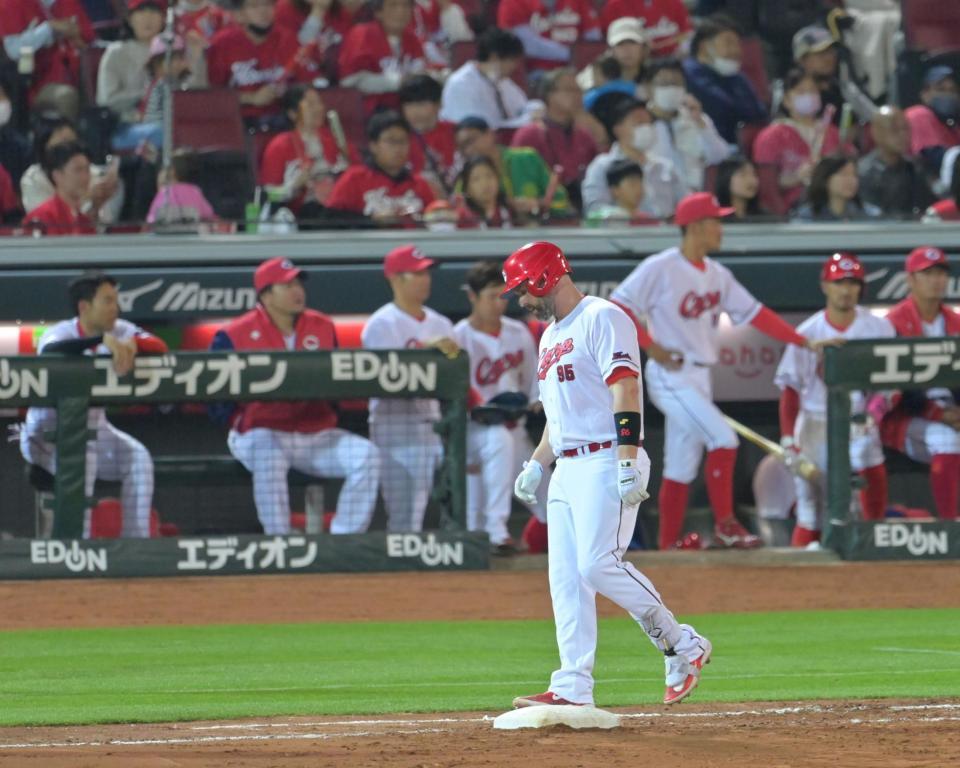 ５回、捕邪飛に倒れて肩を落とすデビッドソン（撮影・立川洋一郎）