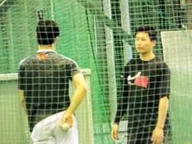 広島・栗林がドラ１斉藤に宝刀フォークを伝授
