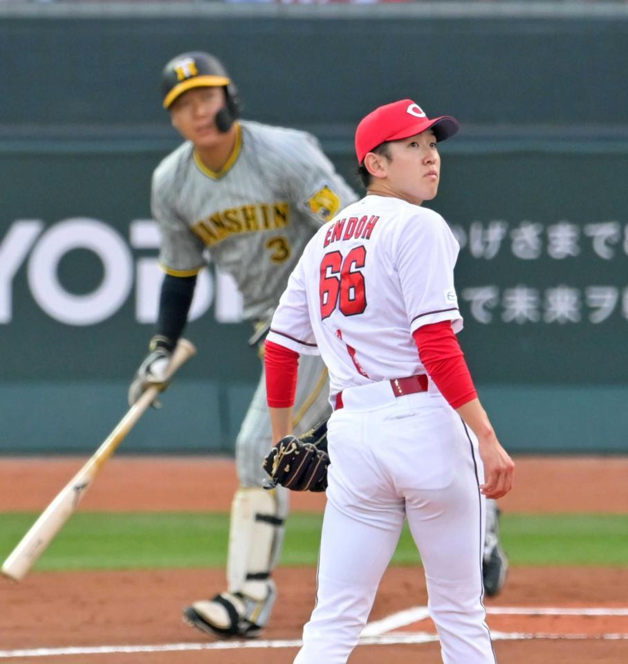 　１回、大山（左）に先制２ランを浴びる遠藤（撮影・立川洋一郎）