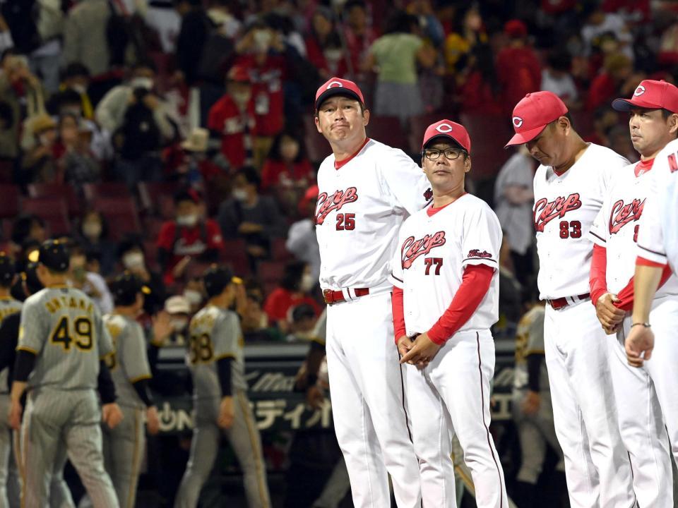 　阪神に完敗し、厳しい表情で整列する新井監督（撮影・田中太一）