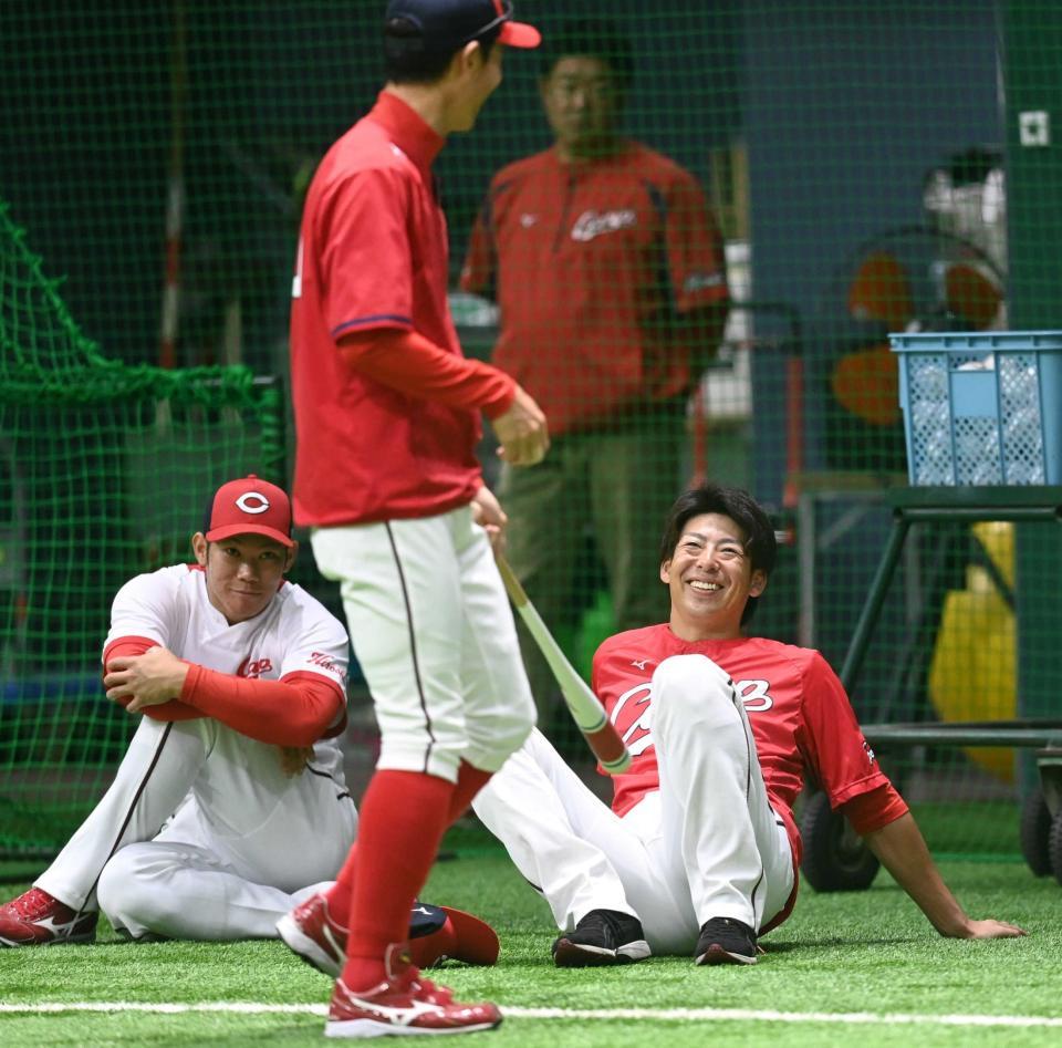 　練習前、赤松コーチと談笑する（右から）野間と坂倉（撮影・田中太一）