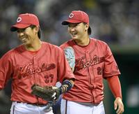 　４回、ビシエドを打ち取った床田（右）と野間は笑顔を見せながらベンチへ戻る＝岐阜・長良川球場（撮影・田中太一）