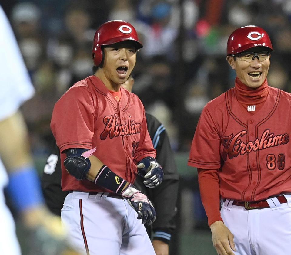 　８回、先制打を放った野間は声を張り上げる（撮影・田中太一）