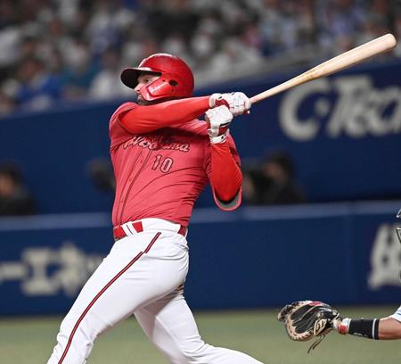 　３回、先制適時打を放つマクブルーム（撮影・田中太一）