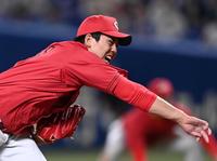 　石川昂に対して気迫の投球を見せる九里（撮影・田中太一）