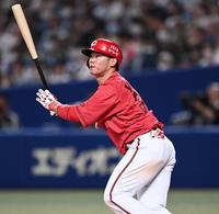 　５回、同点適時打を放つ坂倉（撮影・田中太一）