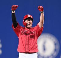 　１１回、勝ち越し適時打を放ち、塁上でガッツポーズを決める松山（撮影・田中太一）