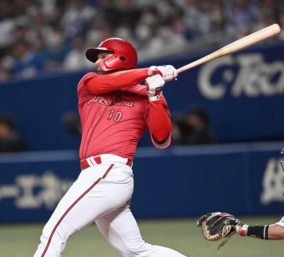 　３回、先制適時打を放つマクブルーム（撮影・田中太一）