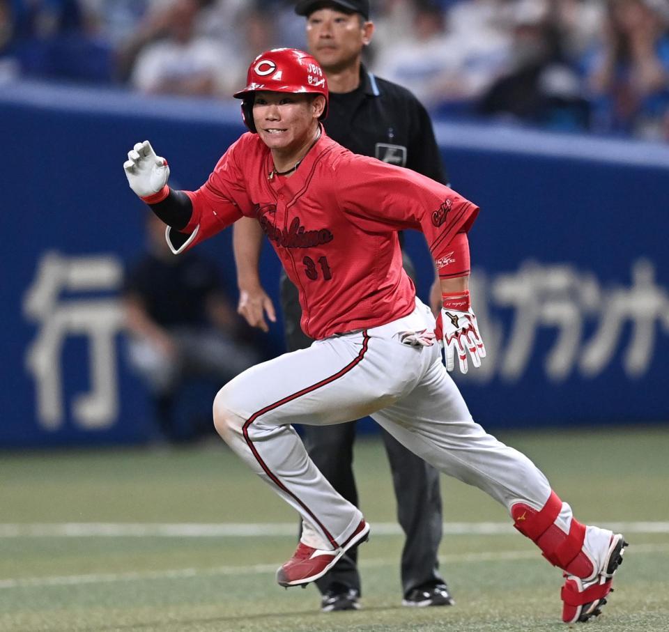 　５回、同点適時打を放ち二塁へ走る坂倉（撮影・田中太一）