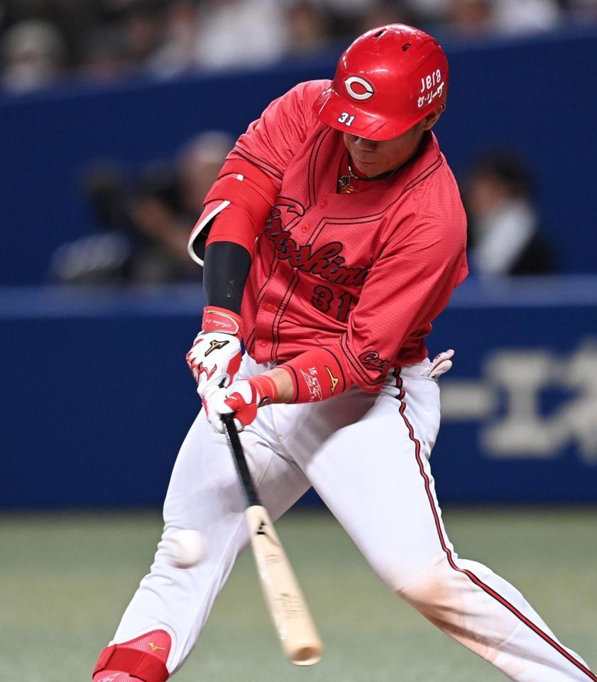 　５回、同点適時打を放つ坂倉（撮影・田中太一）