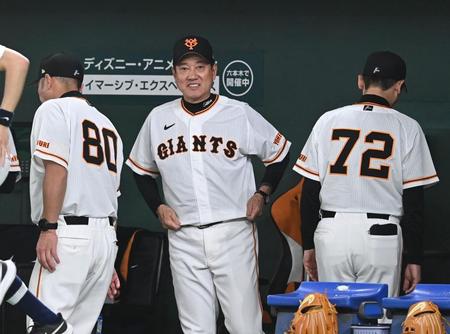 　４回、広島に先制され、ベンチで苦笑いする原監督（撮影・田中太一）