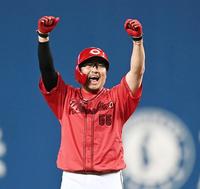 　延長１１回、勝ち越し適時打を放ち、塁上でガッツポーズを決める松山（撮影・田中太一）