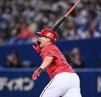 　バットを投げながら雄たけびをあげる松山