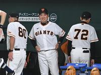 　４回、広島に先制され、ベンチで苦笑いする原監督（撮影・田中太一）