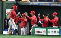 　４回、右越えにソロを放ちベンチ前で新井監督に出迎えられる西川（撮影・佐々木彰尚）