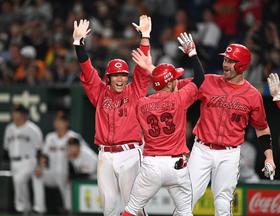 まさにミラクルカープ！延長十回一挙６得点＆４連勝に新井監督「頭が下がります」１点を追う九回にＧ大勢も攻略