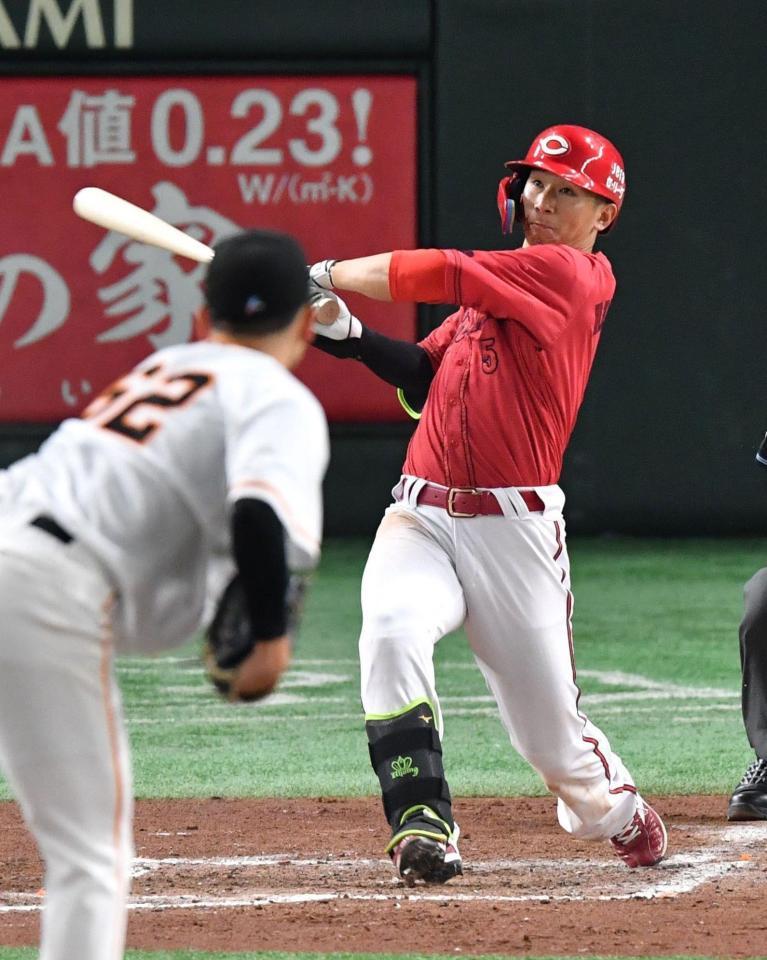 　４回、右越えに先制４号ソロを放つ西川（撮影・佐々木彰尚）