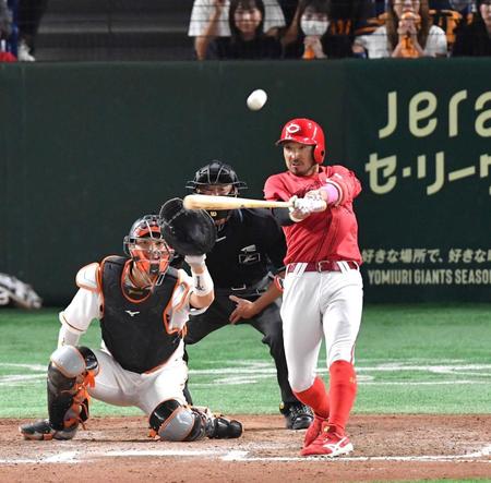 　菊池が左越えに満塁弾を放つ