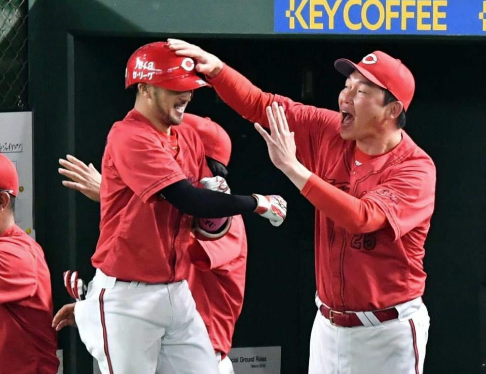 　延長１０回、満塁弾を放った菊池を手荒く出迎える新井監督（撮影・佐々木彰尚）