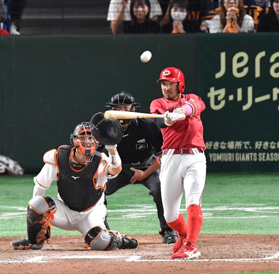 　菊池が左越えに満塁弾を放つ