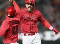 　７回、満塁弾を放ったマクブルームは飛び跳ねて歓喜しながら本塁へ走る（撮影・田中太一）