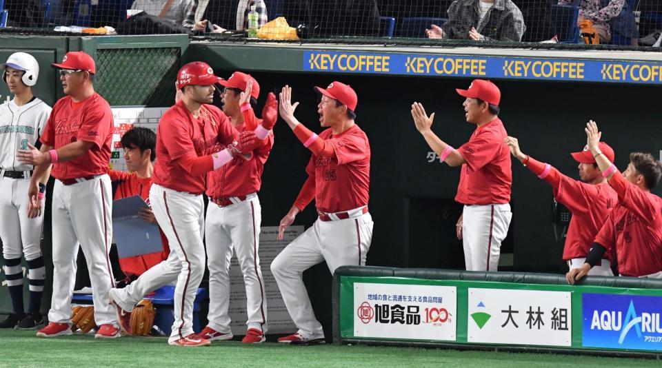 　７回、満塁弾を放ったマクブルームを出迎える新井監督（中央）＝撮影・佐々木彰尚