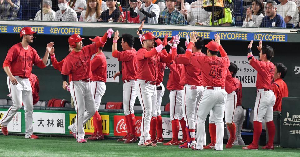 　７回、満塁弾を放ちベンチ前でナインに出迎えられるマクブルーム（撮影・佐々木彰尚）