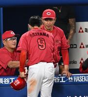 　４回、１５００安打を達成した秋山を祝福する新井監督（撮影・金田祐二）