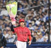 　４回、プロ通算１５００安打を達成した秋山は花束を掲げる（撮影・田中太一）