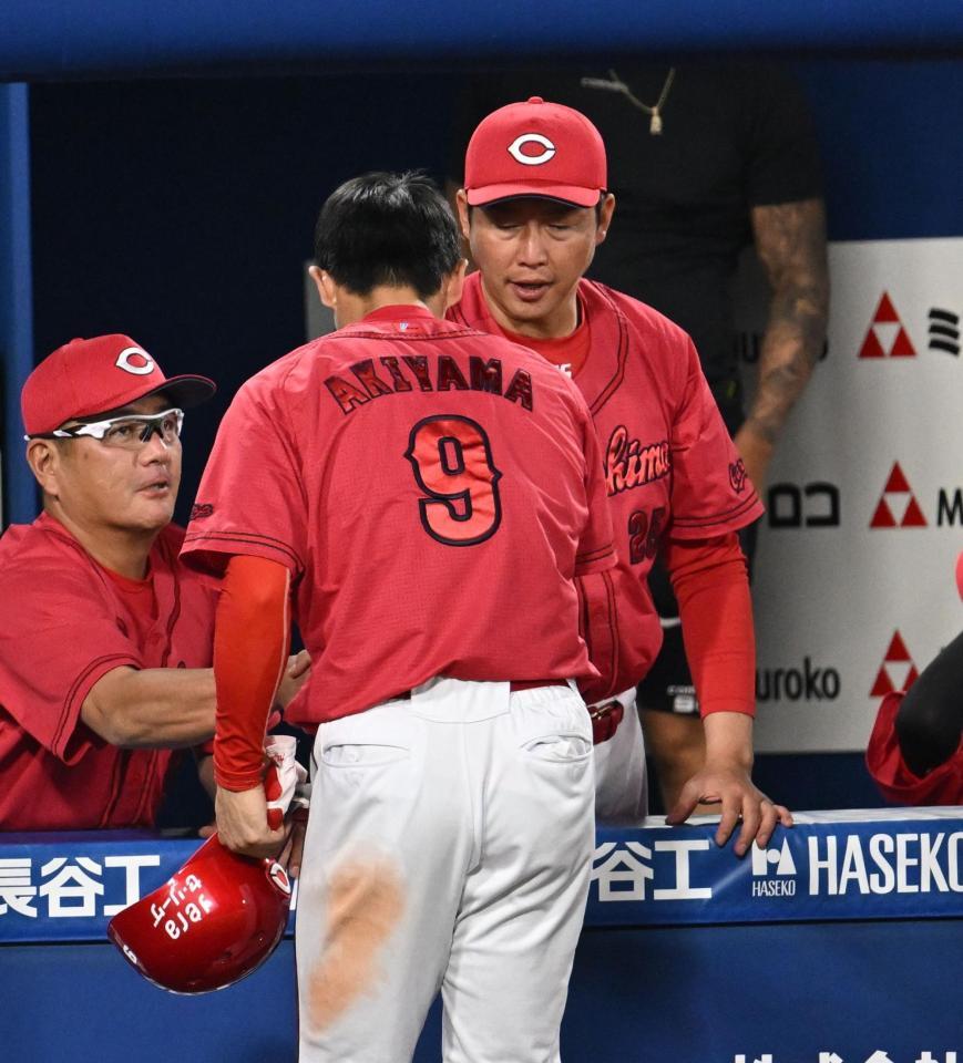　４回、１５００安打を達成した秋山を祝福する新井監督（撮影・金田祐二）